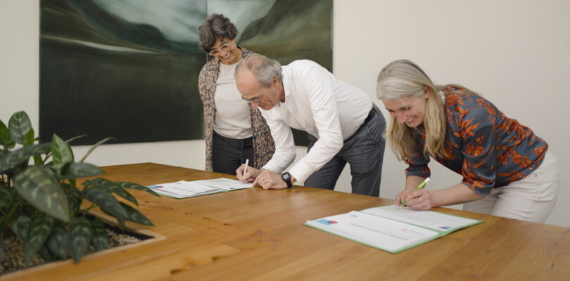 Eus de Haas (VINCI Energies NL) and Anne Kloosterboer (LQ) signing the partnership agreement